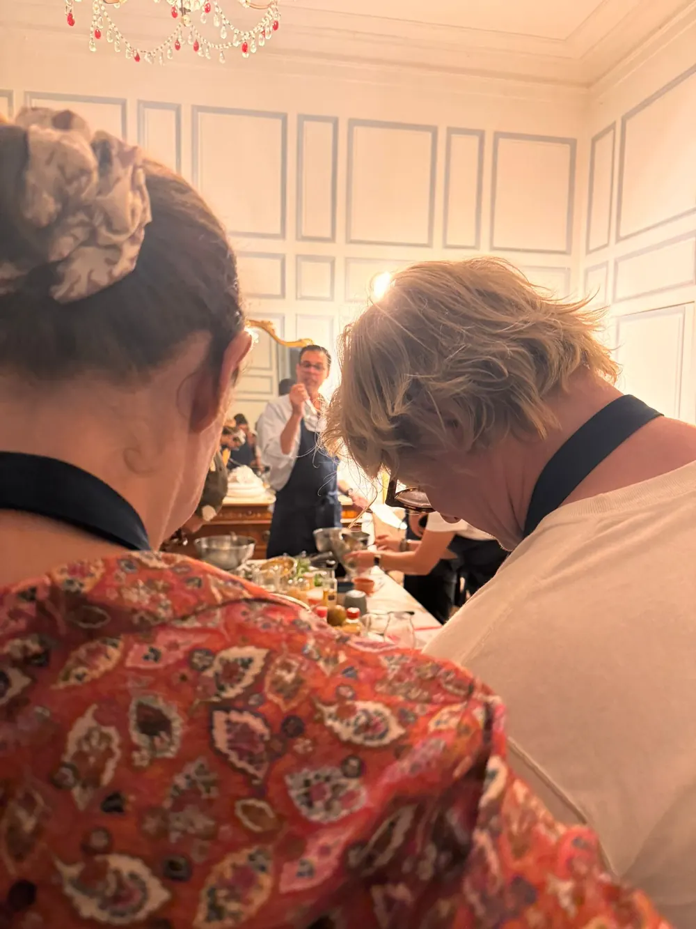 Deux participantes concentrées sur leur composition pendant le round d'ajustement.