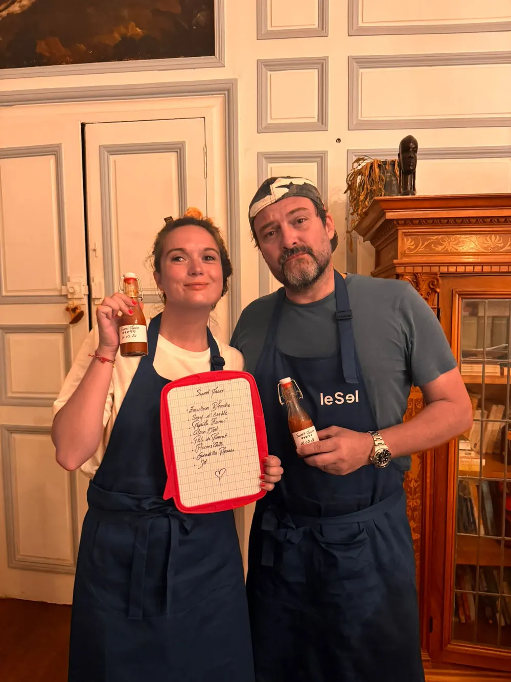 Un binôme avec sa sauce signature et l'ardoise de sa recette.