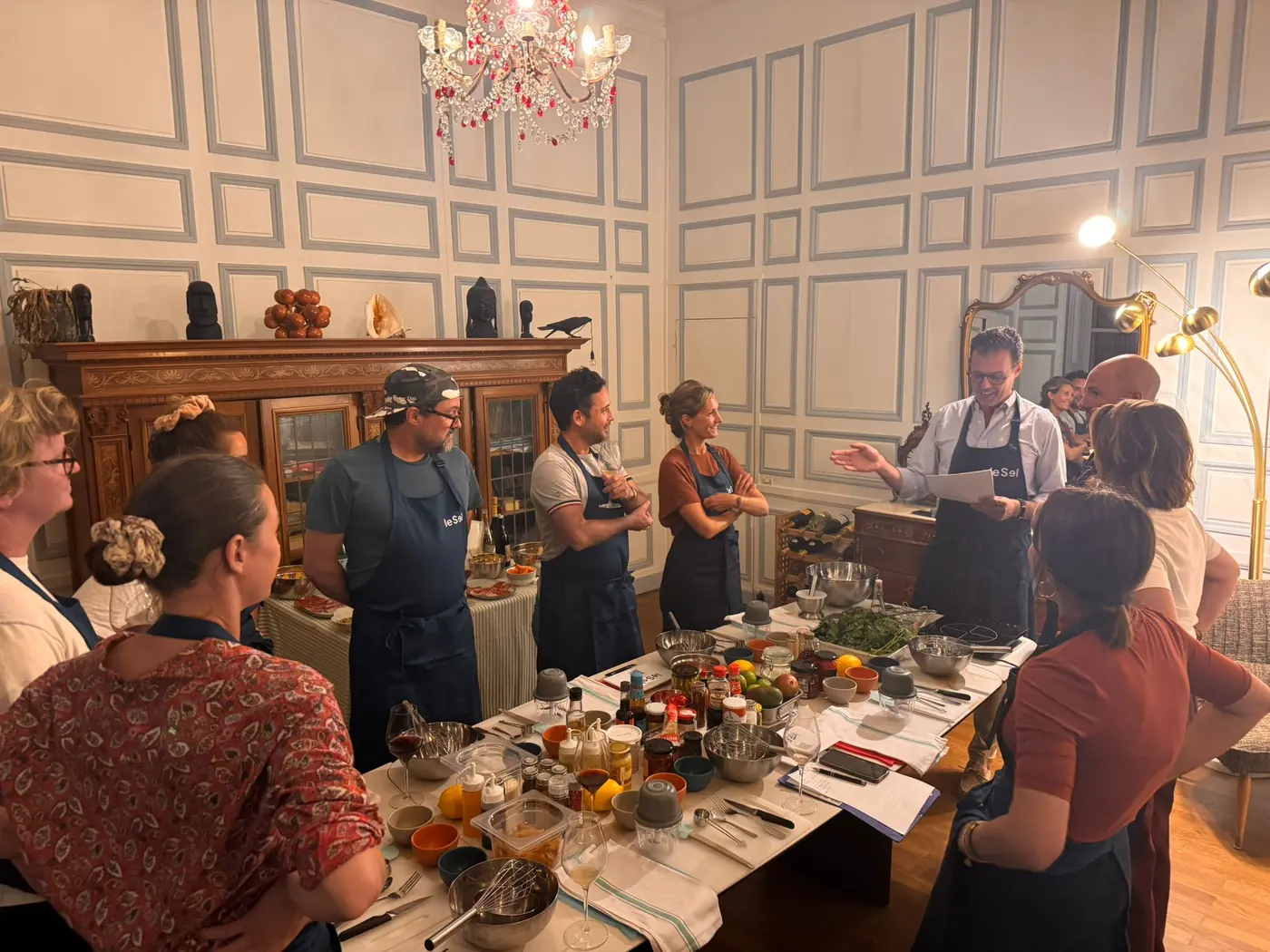 Une session Le Sel en cours : les participants en tablier réunis autour de la table de création.